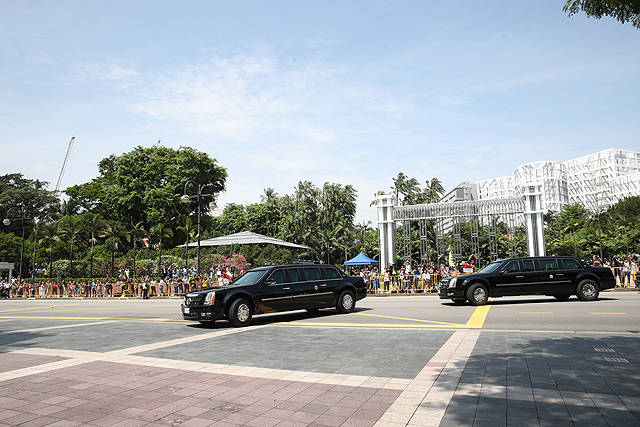 싱가포르 이스타나궁으로 들어서는 도널드 트럼프 미국 대통령