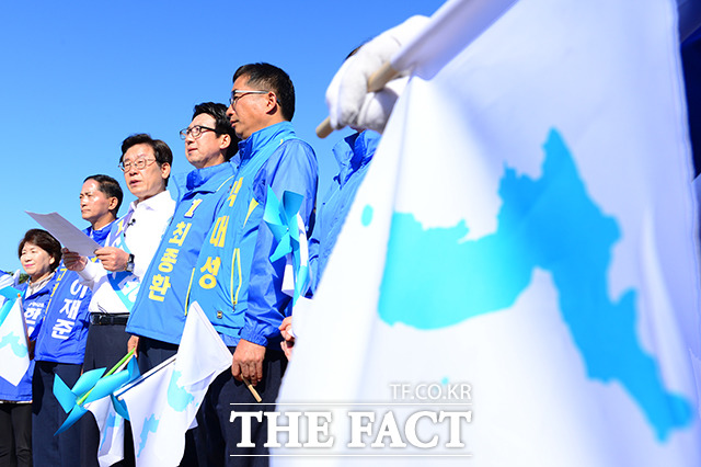 평화선언문을 낭독하는 이재명 더불어민주당 경기도지사 후보(왼쪽에서 세 번째)