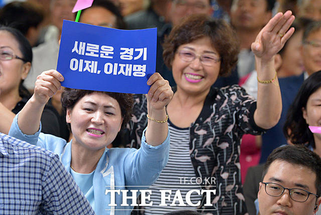 13일 오후 경기도 수원시 이재명 더불어민주당 경기도지사 선거사무소에서 지지자들이 6.13 지방선거 방송사 출구조사를 보며 기뻐하고 있다. /문병희 기자