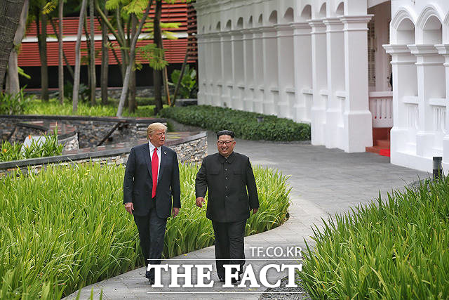 김정은 북한 국무위원장과 도널드 트럼프(왼쪽) 미국 대통령은 오찬 후 카펠라 호텔을 함께 산책했다. /싱가포르 통신정보부 제공