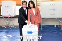[TF포토] 투표 마친 김명수 대법원장… '사법농단' 질문엔 웃음