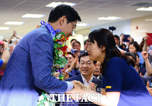 김경수 더불어민주당 경남도지사 후보(오른쪽)가 14일 새벽 경남 창원시 의창구에 위치한 자신의 선거 사무실에서 어머니 이순자 씨에게 꽃 목걸이를 선물 받고 있다. /창원=남용희 기자