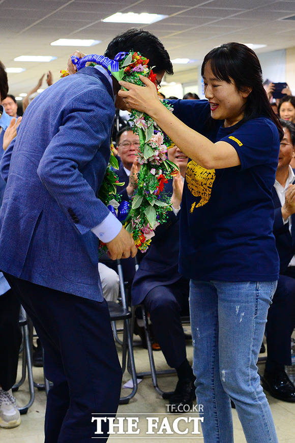 김경수 더불어민주당 경남도지사 후보(오른쪽)가 14일 새벽 경남 창원시 의창구에 위치한 자신의 선거 사무실에서 어머니 이순자 씨에게 꽃 목걸이를 선물 받고 있다. /창원=남용희 기자