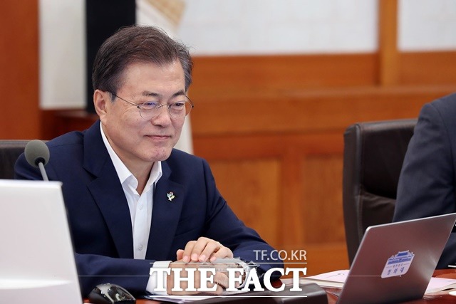 문재인 대통령은 6·13 지방선거 결과에 대해 국민들께서 정부에 큰 힘을 주셨다고 밝혔다. 사진은 문 대통령이 지난 12일 국무회의를 주재하기 전 북미정상회담 장면을 생중계로 지켜보는 모습./ 청와대 제공