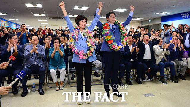 김경수 더불어민주당 경남도지사 후보(오른쪽)가 14일 새벽 경남 창원시 의창구에 위치한 자신의 선거 사무실에서 어머니 이순자 씨에게 꽃 목걸이를 선물 받고 있다. /창원=남용희 기자