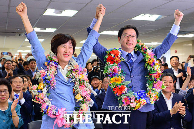 김경수 더불어민주당 경남도지사 후보(오른쪽)가 14일 새벽 경남 창원시 의창구에 위치한 자신의 선거 사무실에서 어머니 이순자 씨에게 꽃 목걸이를 선물 받고 있다. /창원=남용희 기자