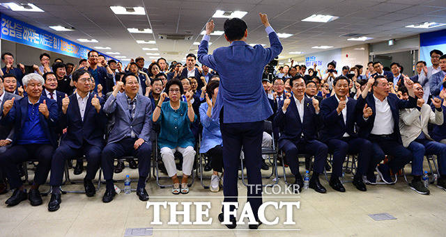 김경수 더불어민주당 경남도지사 후보(오른쪽)가 14일 새벽 경남 창원시 의창구에 위치한 자신의 선거 사무실에서 어머니 이순자 씨에게 꽃 목걸이를 선물 받고 있다. /창원=남용희 기자