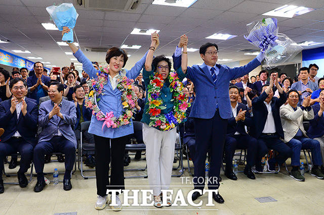 김경수 더불어민주당 경남도지사 후보(오른쪽)가 14일 새벽 경남 창원시 의창구에 위치한 자신의 선거 사무실에서 어머니 이순자 씨에게 꽃 목걸이를 선물 받고 있다. /창원=남용희 기자