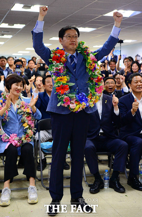 김경수 더불어민주당 경남도지사 후보(오른쪽)가 14일 새벽 경남 창원시 의창구에 위치한 자신의 선거 사무실에서 어머니 이순자 씨에게 꽃 목걸이를 선물 받고 있다. /창원=남용희 기자