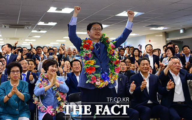 김경수 더불어민주당 경남도지사 후보(오른쪽)가 14일 새벽 경남 창원시 의창구에 위치한 자신의 선거 사무실에서 어머니 이순자 씨에게 꽃 목걸이를 선물 받고 있다. /창원=남용희 기자