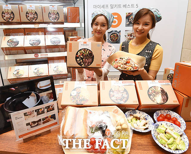 신세계백화점이 15일 서울 서초구 신세계백화점 강남점에서 간편가정식 프리미엄 밀키트(Meal Kit) 제품을 선보이고 있다. / 배정한 기자