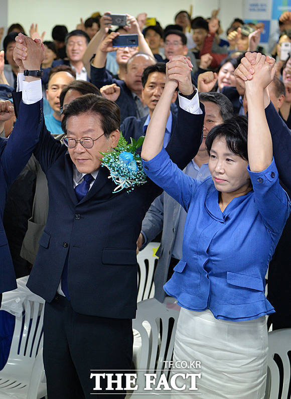 이재명 더불어민주당 경기도지사 당선자가 인터뷰 논란에 휩싸였다. 사진은  13일 이 당선인과 부인 김혜경 씨가 선거사무소에서 6.13 지방선거 출구조사를 보며 기뻐하는 모습. /문병희 기자