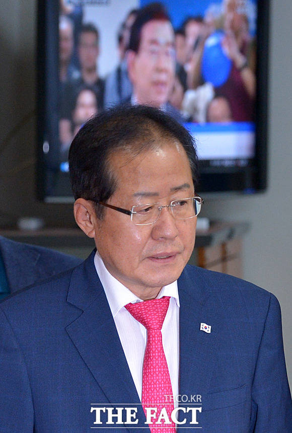 홍준표 전 대표는 대표직 사퇴 이틀 만인 16일 자신의 SNS에 내가 지난 1년 동안 당을 이끌면서 가장 후회되는 것은 비양심적이고 계파 이익을 우선하는 당내 일부 국회의원들을 청산하지 못했다는 것이라고 일부 한국당 의원들을 겨냥했다. 사진은 지난 14일 당 대표직에 사퇴한 직후 홍 전 대표. /문병희 기자