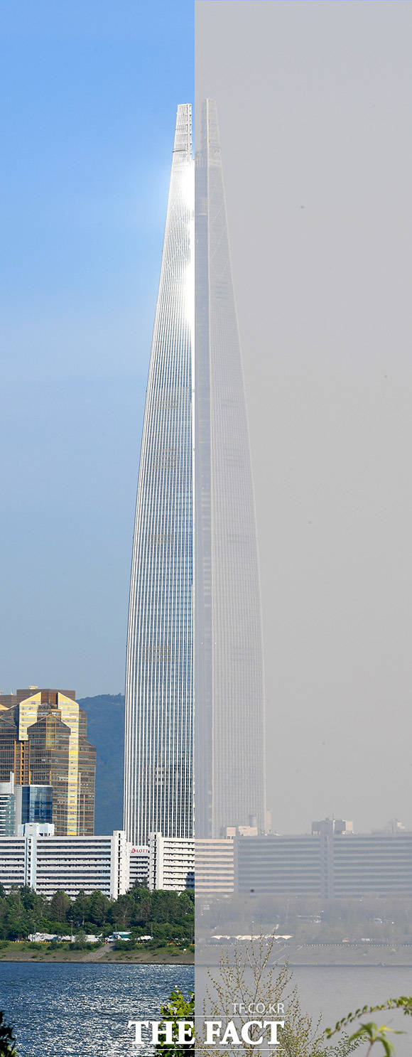 극과 극 서울의 미세먼지 서울의 새로운 랜드마크인 잠실 롯데월드 타워를 기준으로 맑은 날(왼쪽)과 미세먼지 농도가 높은 날이 극명하게 대조를 보이고 있다. /사진기획부 사진2팀