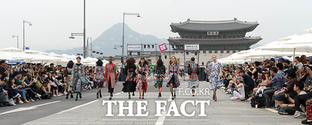 서울시가 주최하는 서울 365-차 없는 거리 패션쇼가 17일 오후 서울 종로구 세종대로에서 열린 가운데 모델들이 런웨이를 걷고 있다. /김세정 기자