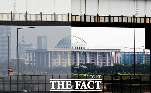 합정동에서 바라본 국회의사당도 미세먼지 가득한 왼쪽 사진과 오른쪽 맑은 날이 극명한 차이를 보이고 있다