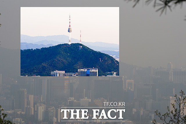 북악스카이웨이에서 바라본 서울 남산의 전경. 미세먼지 가득한 서울 남산의 전경 안으로 맑은 하늘의 남산과 서울N타워가 선명하게 보이고 있다.