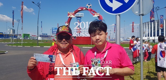 김흥국이 18일 오후 러시아 월드컵 한국 대 스웨덴전이 열리는 러시아 니즈니 노브고로드 경기장에서 아들 김동현씨와 기념사진을 찍고 있다. /독자 제공, 더팩트 DB