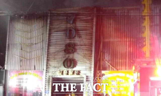 전북 군산 장미동 한 유흥주점에서 화재가 나 3명이 숨지고 30여 명이 인근 병원으로 옮겨져 치료 중이다.<br> 이 중 5명은 중상인 것으로 알려졌다.<br>/ YTN 캡쳐