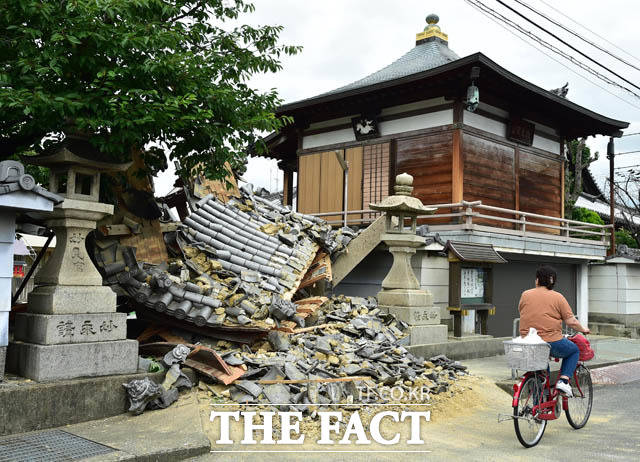 지진으로 무너진 오사카 이바라키시( ​茨木市 )의 절.​ /닛칸스포츠 제공