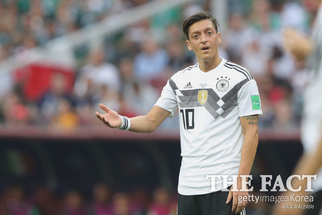 디펜딩 챔피언 독일의 에이스 메수트 외질이 F조 1경기 멕시코와 경기에서 패배 후 망연자실한 표정을 짓고 있다. /게티이미지