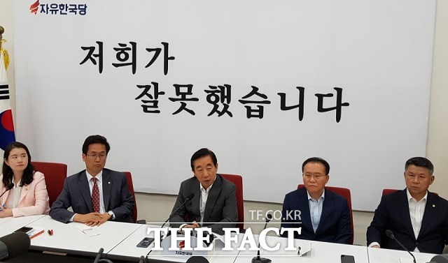 김성태(가운데) 지유한국당 대표 권한대행 겸 원내대표가 18일 오전 서울 여의도 국회 당 원내대표실에서 기자회견을 하고 한국당은 오늘부터 중앙당 해체를 선언하고 지금부터 곧바로 해체 작업에 돌입하겠다고 밝혔다. /국회=신진환 기자