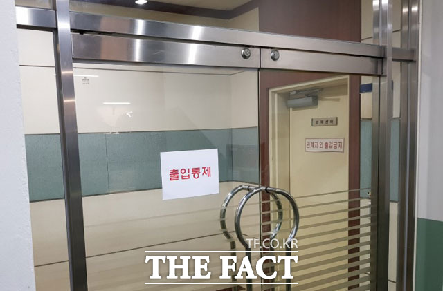 경매가 열리는 한국정보통신기술협회 지하 1층은 보안요원이 외부인의 출입을 통제하고 있다. /분당=이성락 기자