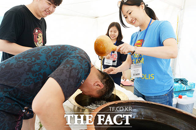 단오인 18일 오후 서울 종로구 삼청로 국립민속박물관에서 열린 여름맞이, 단오 행사에서 한 외국인이 창포물 머리감기 체험을 하고 있다. /이선화 기자