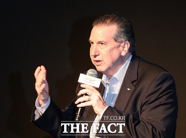 데일 설리번 한국지엠 마케팅 담당 부사장은 이날 행사에서 소비자들에게 안전성과 차량의 기본 가치를 어필하고 싶었다며 자동차의 시작은 가치, 차량 판매 가격은 그다음이다며 이쿼녹스의 상품성을 강조했다.