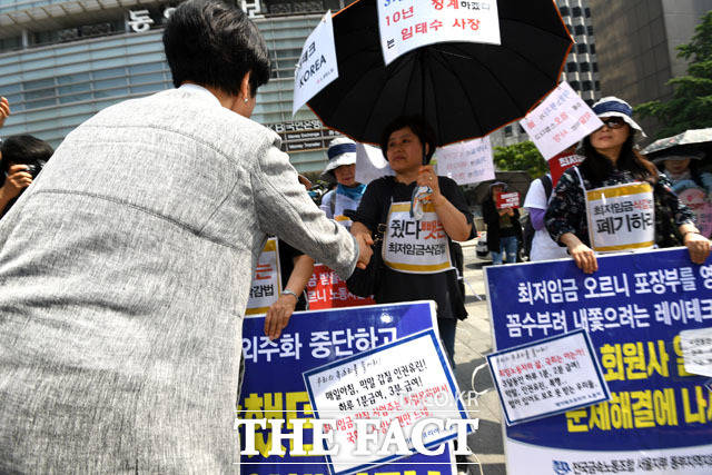 김영주 고용노동부 장관과 악수하는 노동자들