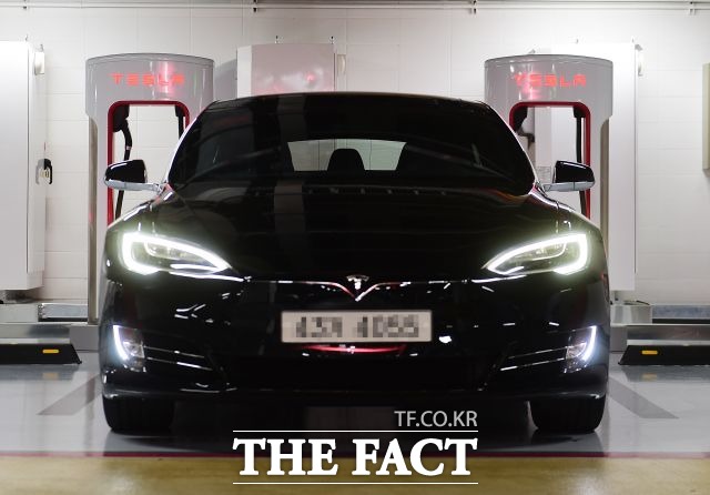 테슬라는 6분기 연속 적자, 차량 결함, 모델3 생산 차질 등 잇단 악재로 골머리를 앓고 있다. /더팩트 DB