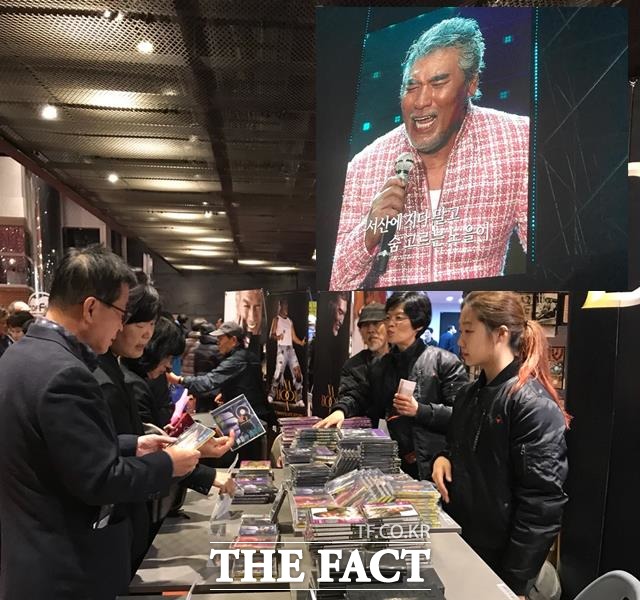 하반기 나훈아 공연은 광주 강릉 제주 아산 부천 진주 안동 춘천을 거친 뒤 다시 앙코르공연 출발점인 서울-대구-서울 공연으로 마침표를 찍는다. 사진은 나훈아 팬들이 CD를 구매하는 공연장 모습. /강일홍 기자, 독자제공