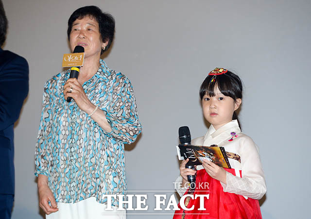 19일 오후 서울 CGV 용산 아이파크몰에서 영화 아일라의 VIP 시사회가 열린 가운데 주인공 아일라의 실제 모델인 김은자 씨(왼쪽)가 인사말을 하고 있다. /김세정 기자