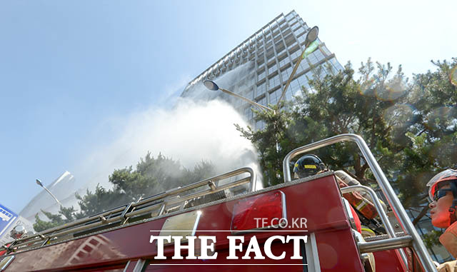 21일 오후 서울 중구 스테이트타워 남산점에서 고층건축물 재난대비 인명 대피 훈련이 열리고 있다. /김세정 기자