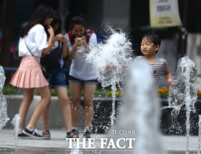 기상청은 금요일인 22일 서해상에 위치한 고기압의 영향으로 전국이 대체로 맑고 더운 날씨를 보이는 가운데 대구와 춘천의 낮 기온이 33도까지 오를 것으로 예보했다. /임세준 기자