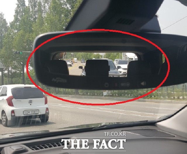 이쿼녹스의 뒷좌석 중앙 자리에 불쑥 솟아 있는 헤드레스트는 룸미러의 시야를 가린다.