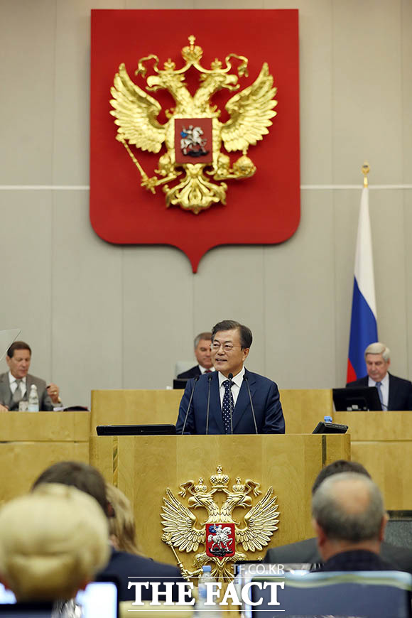 러시아를 국빈방문한 문재인 대통령이 21일(현지시간) 러시아 모스크바 하원을 방문해 연설을 하고 있다. /청와대 제공