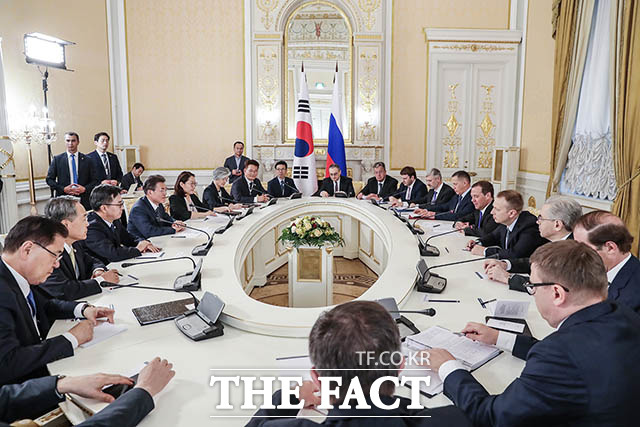 문재인 대통령이 러시아 정부청사에서 메드베데프 총리와 면담하고 있다. /청와대 제공