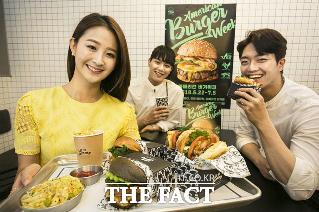 22일 수제버거 축제인 아메리칸 버거위크에 참여한 서울의 한 레스토랑에서 직장인들이 수제버거로 점심 식사를 하고 있다.