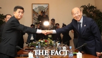 [TF포토] '악수하는 남북 적십자회담 수석대표'