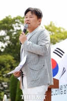 [TF포토] '더팩트 걷기 대회' 진행하는 방송인 장웅