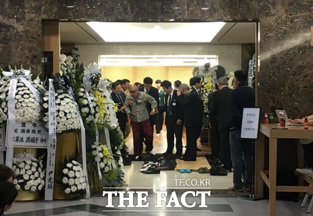 신원미상의 남성이 24일 고(故) 김종필 전 국무총리 빈소에서 난동을 부리다가 저지 당했다. /서울아산병원=김소희 기자