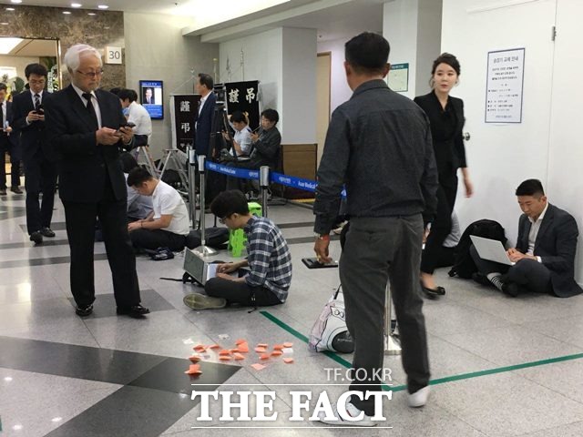 자신을 신천지 소속이라고 밝힌 한 남성은 이날 장례식장 앞에 수십 장의 포스트잇을 뿌린 후 소리를 지르며 난동을 부렸다. /김소희 기자