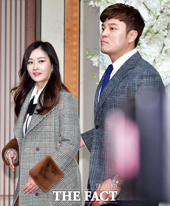 사진은 류현진과 배지현 스포츠 아나운서 결혼식에 참석한 추신수-하원미(왼쪽) 부부. /더팩트 DB