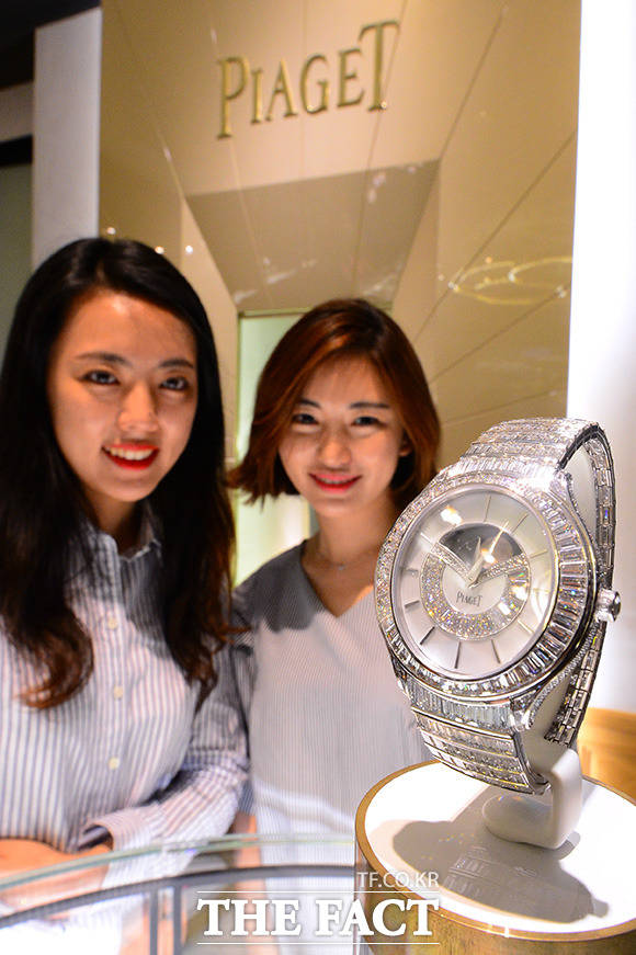 25일 오전 서울 강남구 현대백화점 무역센터점 피아제 매장에서 국내 단 한 점 입고된 11억원대의 바게트 컷 다이아몬드 시계 익셉셔널 라임라이트 스텔라 브레이슬릿 워치를 직원들이 선보이고 있다. /남용희 기자