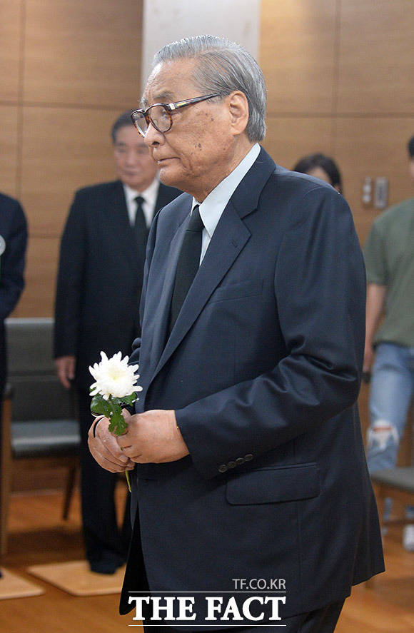 정원식 전 국무총리가 25일 오전 서울 송파구 서울아산병원 장례식장에 마련된 김종필 전 국무총리의 빈소를 찾아 조문을 하고 있다. /이동률 기자