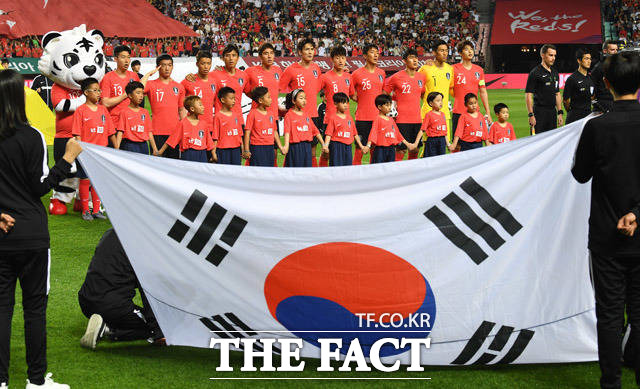 2018 러시아 월드컵을 앞두고 가진 평가전에서 한국 대표팀이 국기에 대한 경례를 하고 있다. /배정한 기자