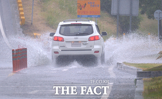 전국이 장마전선의 영향으로 많은 비가 내리는 26일 서울 잠실한강공원의 한 도로에서 자동차가 물보라를 일으키며 지나가고 있다. /문병희 기자