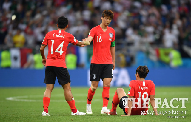 2018 러시아 월드컵에 출전한 한국 선수들이 2차전 멕시코와 경기에서 패배 후 아쉬워 하고 있다. /게티이미지