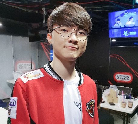 SK텔레콤 T1에서 미드 라이너로 활약 중인 이상혁(사진) 선수. 그는 페이커란 애칭으로 잘 알려져 있다. /SK텔레콤 T1 SNS 캡처